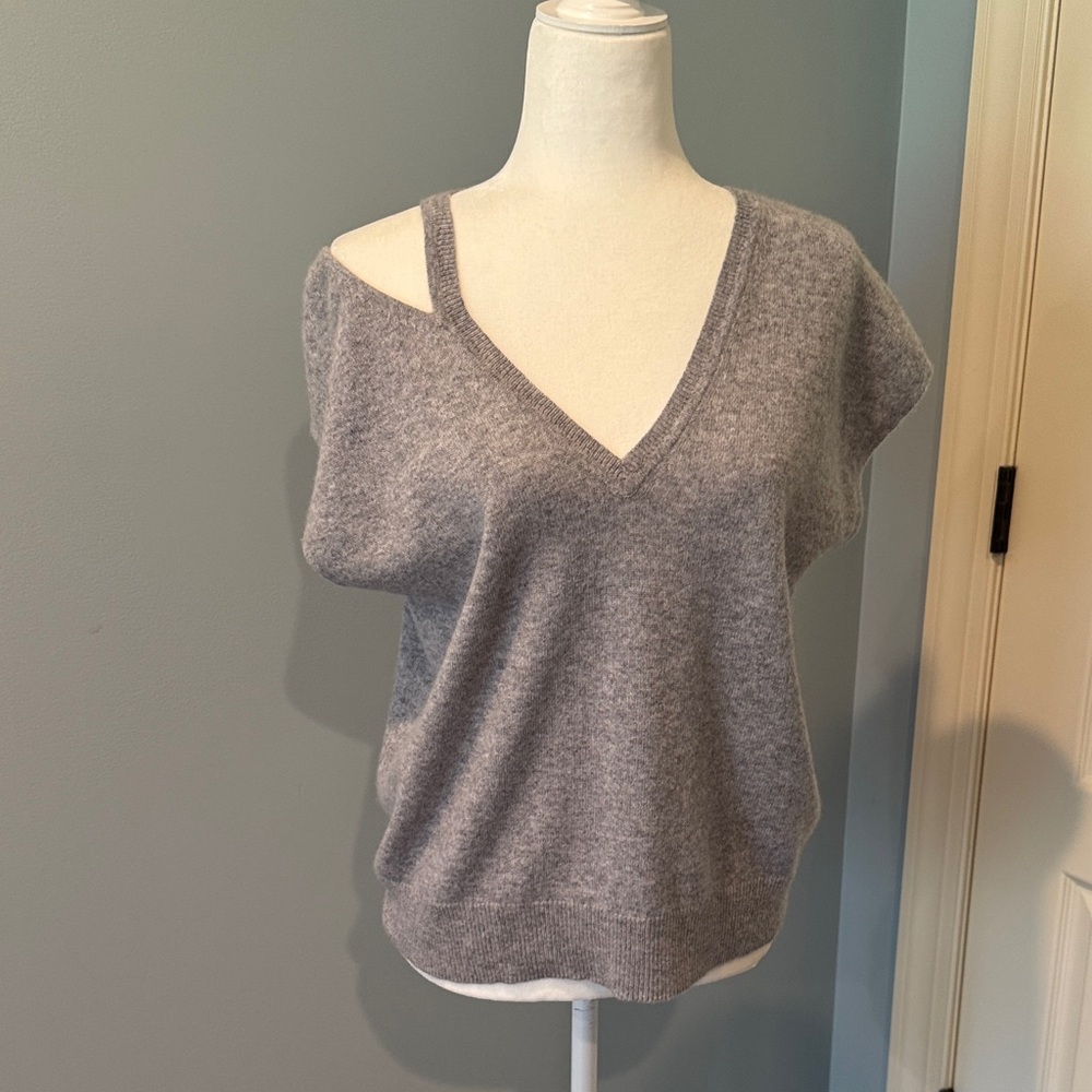 360 Cashmere Gray V-Neck Sweater Top